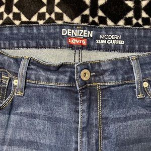 LEVI’S DENIZEN - MODERN SLIM CUFFED Cropped, medium washed jeans, size 18-W34.